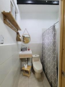 埃尔蒙特LOOKING2GOOD的浴室配有卫生间、盥洗盆和淋浴。