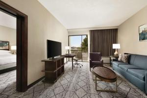 亚特兰大亚特兰大东北/北湖希尔顿逸林酒店的酒店客房设有沙发、电视和床。