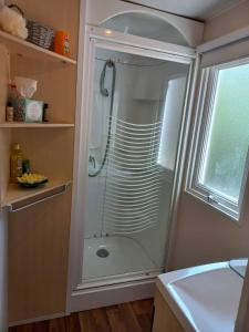 Saint-ChéronMobil-House Parc des Roches的浴室里设有玻璃门淋浴