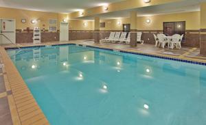 沃特敦沃特敦希尔顿恒庭旅馆&套房酒店的在酒店房间的一个大型游泳池