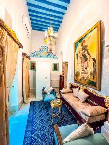 苏塞Dar Badiaa的客厅配有沙发和墙上的绘画