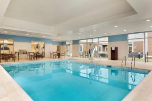 奥古斯塔奥古斯塔希尔顿惠庭套房酒店 的一座配有桌椅的酒店游泳池