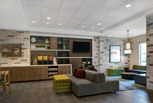 ArdenHome2 Suites By Hilton Asheville Airport的带沙发和电视的客厅