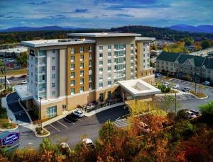 阿什维尔Hampton Inn & Suites Asheville Biltmore Area的享有酒店空中景色,设有停车场