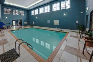 阿什维尔阿什维尔希尔顿惠庭套房酒店的大房间的一个大型游泳池