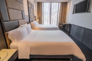波哥大佰欧舒丽GHL酒店的酒店客房设有两张床和电视。