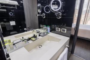 波哥大佰欧舒丽GHL酒店的一间带水槽和镜子的浴室
