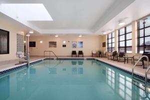 纽敦纽敦希尔顿惠庭套房酒店 - 宾夕法尼亚朗豪的大楼内的一个蓝色海水游泳池