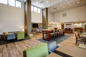 阿伯丁Hampton Inn & Suites By Hilton Baltimore/Aberdeen, Md的医院的等候室,配有桌椅