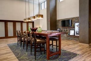 阿伯丁Hampton Inn & Suites By Hilton Baltimore/Aberdeen, Md的一间带木桌和椅子的用餐室
