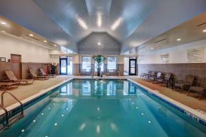 阿伯丁Hampton Inn & Suites By Hilton Baltimore/Aberdeen, Md的一个带桌椅的大型室内游泳池