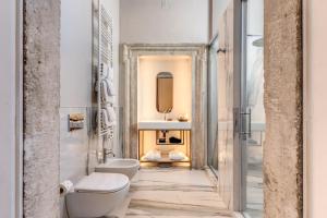 罗马潘菲利宫依奇博罗米尼酒店的一间带卫生间和水槽的浴室