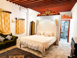 苏塞Dar Badiaa的一间卧室配有一张床和一张沙发