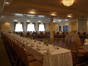 班戈班戈尔希尔顿花园酒店的宴会厅配有桌椅的长桌