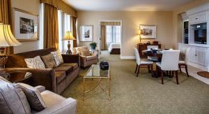 伯明翰伯明翰市中心塔特怀勒汉普顿套房酒店 的客厅配有沙发和桌子