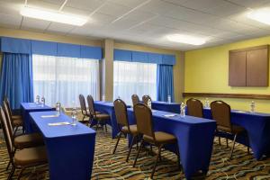 特鲁斯维尔伯明翰特鲁斯维尔汉普顿酒店的一间会议室,配有蓝色的桌椅