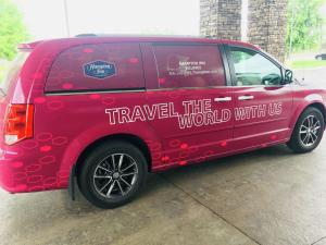 比林斯比林斯汉普顿酒店的一辆红色的面包车,带我们一起在上面写着世界旅行