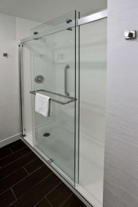 比林斯比林斯汉普顿酒店的浴室设有玻璃淋浴间和毛巾