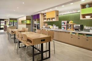 俾斯麦Home2 Suites By Hilton Bismarck的一间厨房,在商店里配有桌椅