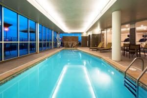 法戈DoubleTree by Hilton West Fargo Sanford Medical Center Area的大楼内的一个蓝色海水游泳池