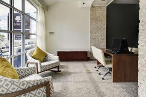 比洛克西比洛克西希尔顿逸林酒店的办公室配有书桌、电脑和椅子