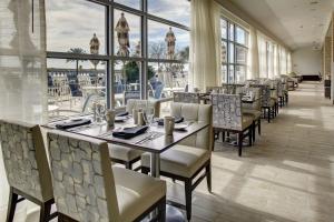 比洛克西比洛克西希尔顿逸林酒店的用餐室设有桌椅和窗户。