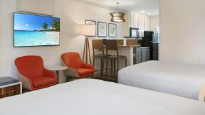 圣徒皮特海滩比尔马海滩度假酒店的酒店客房带两张床和厨房