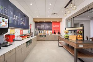 Ashland CityHampton Inn Ashland City, Tn的快餐店,带柜台和自助餐厅