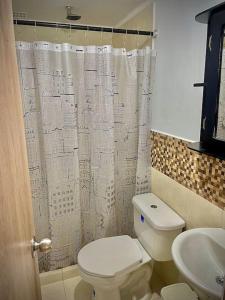 拉特瓦伊达Atardecer Quindiano的一间带卫生间和淋浴帘的浴室