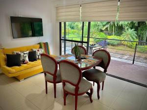 拉特瓦伊达Atardecer Quindiano的客厅配有桌椅和黄色沙发
