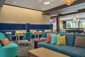 默里迪恩Tru By Hilton Meridian Boise West Id的餐厅设有蓝色的沙发和桌椅