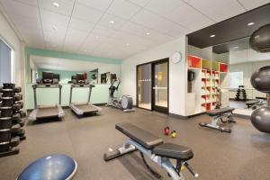 默里迪恩Tru By Hilton Meridian Boise West Id的一间健身房,里面设有数个健身器材