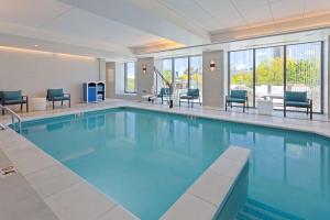 布鲁克林Hilton Garden Inn Boston Brookline, Ma的蓝色的游泳池,位于酒店客房内