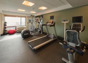 波士顿汉普顿酒店 - 波士顿各区域中心的健身房,在房间内配有跑步机和跑步机