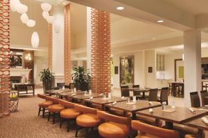 波士顿波士顿洛根机场希尔顿花园酒店的大型用餐室配有桌椅