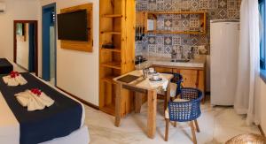 杰里科科拉Vila Maria Pousada的带桌子的客房和带水槽的厨房