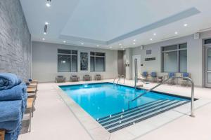 福克斯伯勒福克斯堡爱国者广场希尔顿花园酒店的大型游泳池位于酒店客房内,