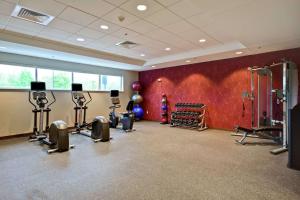 福克斯伯勒Home2 Suites By Hilton Walpole Foxborough的健身房,配有跑步机和有氧运动器材