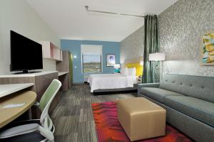 博蒙特Home2 Suites By Hilton Beaumont, Tx的酒店客房,配有床和沙发