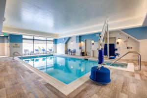 沃尔瑟姆波士顿/沃尔瑟姆汉普顿酒店及套房的拥有蓝色墙壁的酒店游泳池