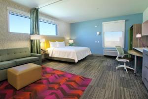 亚瑟港Home2 Suites By Hilton Port Arthur的酒店客房,配有床和沙发