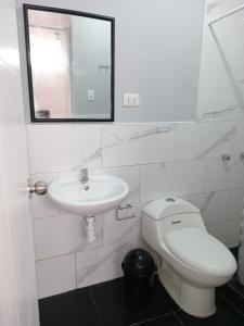 HuanchaquitoLa casa de Maria- Playa Huanchaquito的浴室配有白色卫生间和盥洗盆。