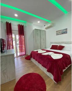 GramshLundra的一间卧室配有一张带红色毯子的大床