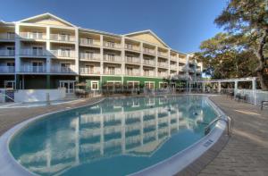 杰基尔岛杰基尔岛希尔顿恒庭旅馆&套房酒店的酒店前方的大型游泳池