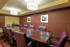 巴吞鲁日10号州际公路&学院大道恒庭酒店的一间会议室,配有一张长桌和紫色椅子