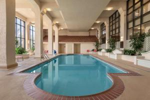 巴吞鲁日巴吞鲁日艾姆巴森套房酒店的大楼内的大型游泳池