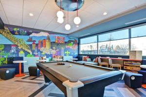 巴吞鲁日Tru By Hilton Baton Rouge Citiplace的儿童间配有一张台球桌和壁画