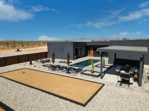 约书亚树Black C House- Pool & Spa的一座带庭院和游泳池的房子