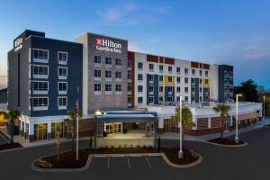 哥伦比亚Hilton Garden Inn Columbia Airport, SC的酒店大楼前面设有停车场