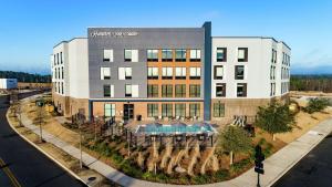 KillianHampton Inn & Suites By Hilton-Columbia Killian Road的建筑前面植物的空中景观